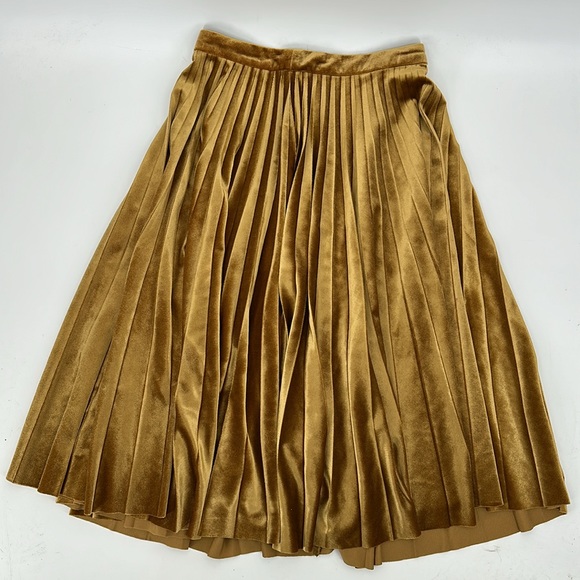 Gianni Bini Dresses & Skirts - Gianni Bini skirt size small gold pleated faux velvet